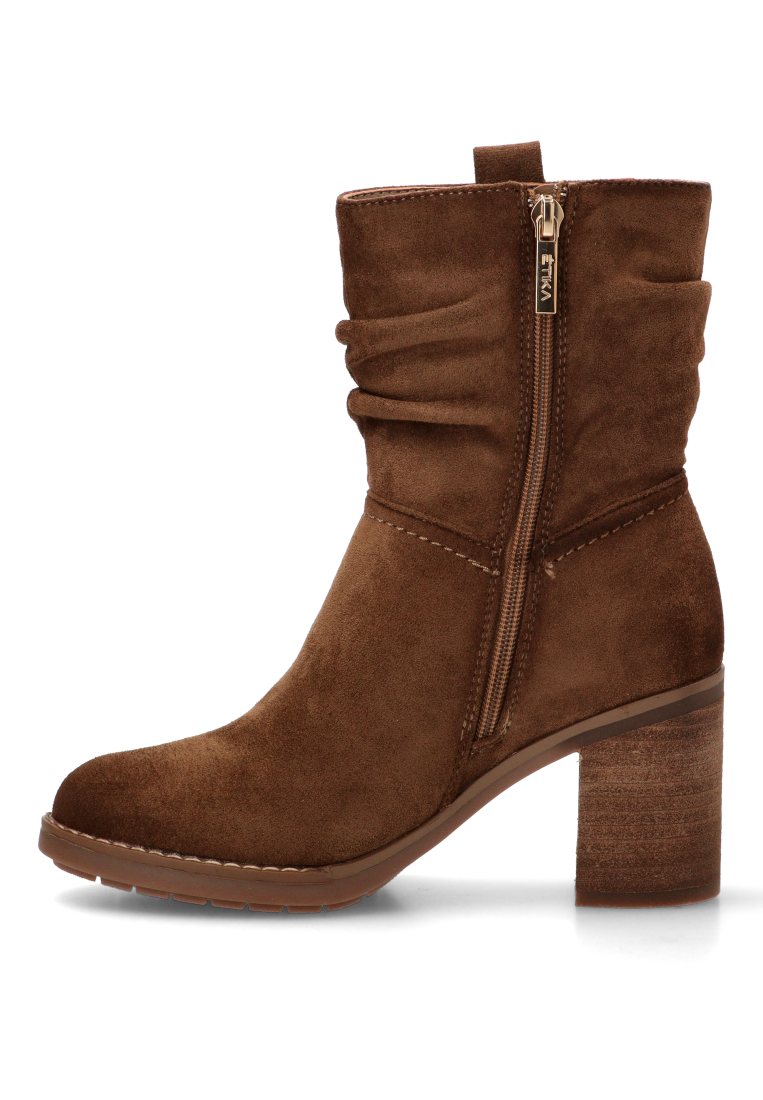 BOTIN ARRUGADO TACON MADERA SOFIA 01 11037 ETIKA MUJER MARRoN