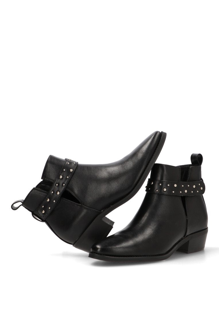 BOTIN TACHAS VALENTINA 110549 ETIKA, MUJER NEGRO
